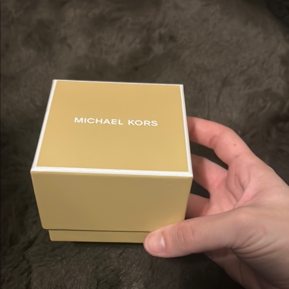 Gold Heart Bracelet with Sparkling Stones and Delicate Chain - Picture 2 of 4